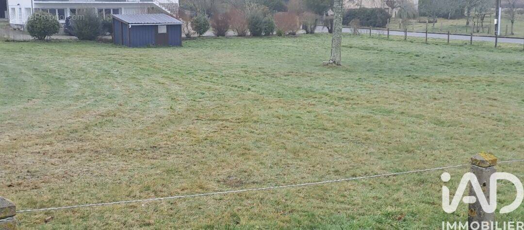 Photo 1 - Terrain à SAINT-JUNIEN