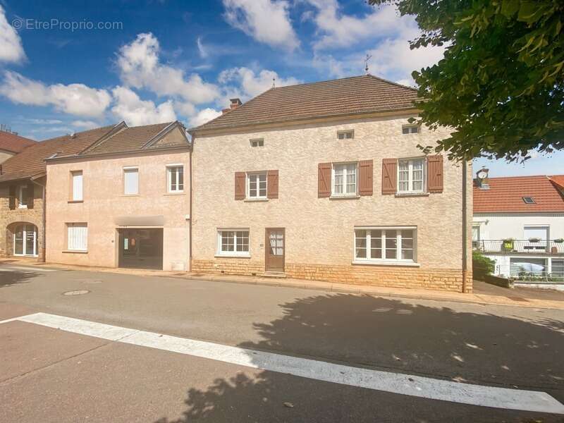 Ensemble immobilier comprenant  2 maisons de village sur terrain de 2285 m² - photo 2