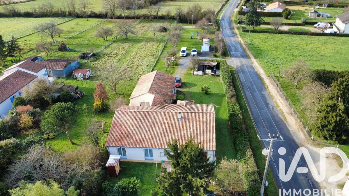 Photo 3 - Maison à NIEUIL-L'ESPOIR