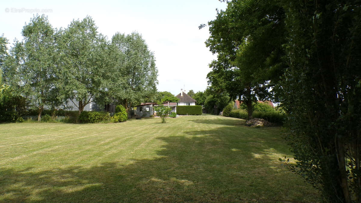 Maison à AINAY-LE-CHATEAU