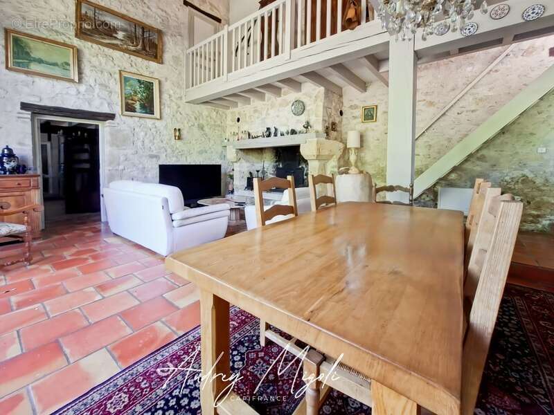 Propriété en pierre 8 pièces, 5 chambres, dépendances, piscine, terrain 7800m² - photo 7