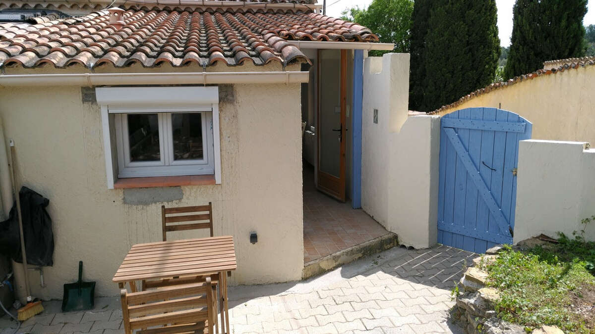  La Ciotat Le Liouquet   T2/3 style maisonnette avec jardin privatif, deux parkings et accès mer à pied. - photo 2
