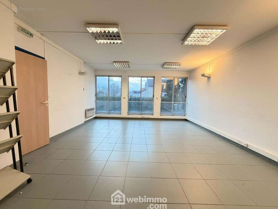 Un cadre de travail agréable pour accueillir vos clients dans les meilleures conditions - Commerce à LAON