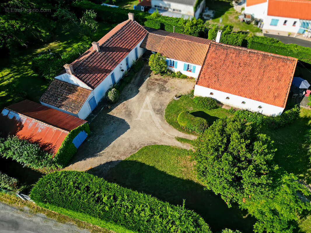 Propriété de caractère avec grange réhabilitée et dépendances sur plus de 3 400 m² à Challans - photo 10