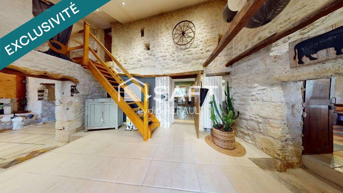 Photo 2 - Maison à ROULLET-SAINT-ESTEPHE