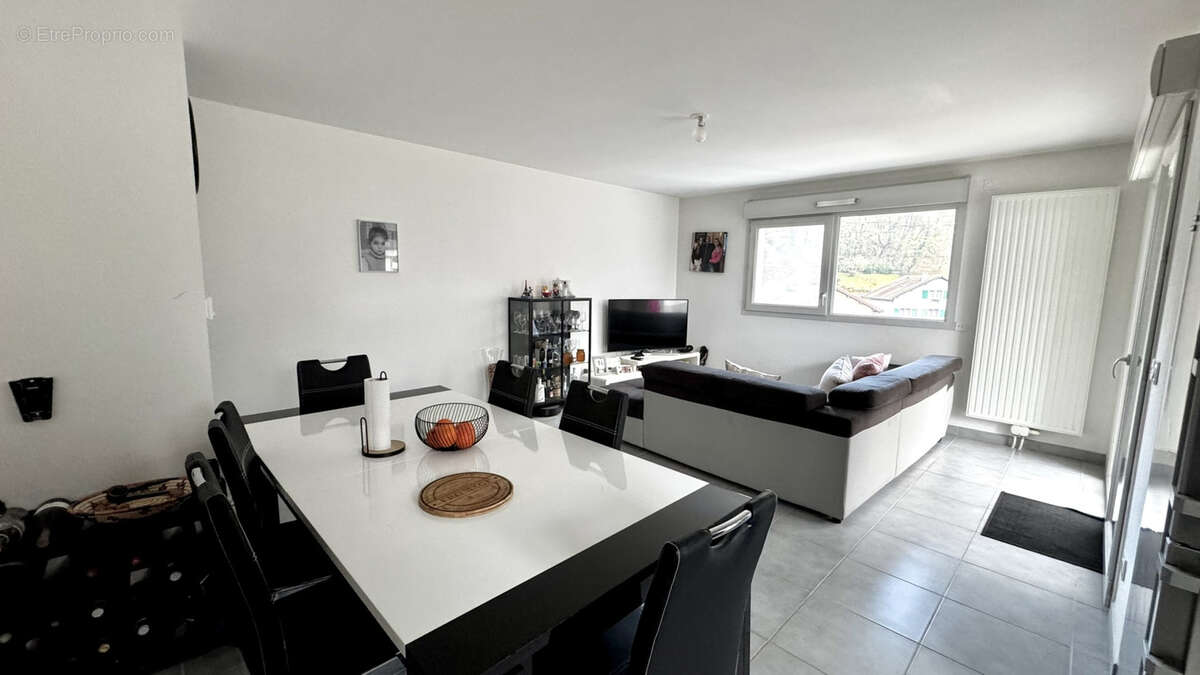 Appartement à ETREMBIERES