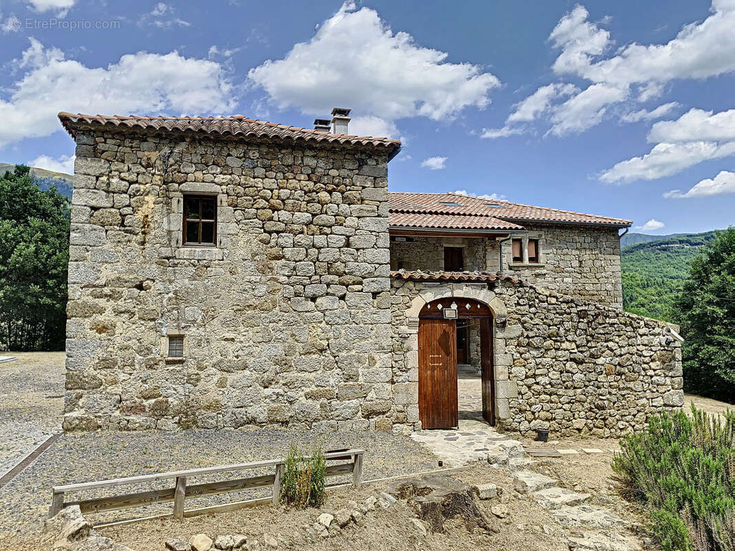 Une bastide du 16ème siècle rénovée de 260 m2 hab., aménagée en 2 logements et annexes, cour intérieure, pisci - photo 7