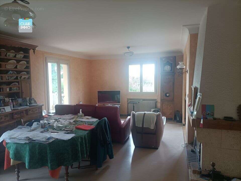 A SANCE MAISON 7 PIECES DE 140 M² AVEC PISCINE SUR TERRAIN DE - Maison à SANCE