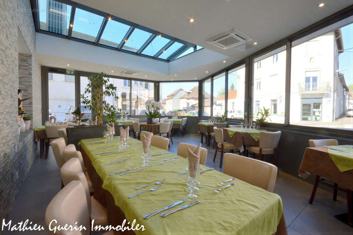 salle restaurant - Commerce à VEYRINS-THUELLIN