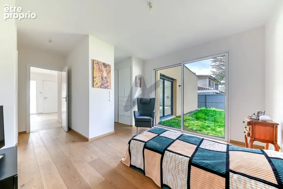 Ecully - Les Serres: Une maison contemporaine de 189m2, 5 chambres, terrasse, jardin, piscine et garage. - photo 8