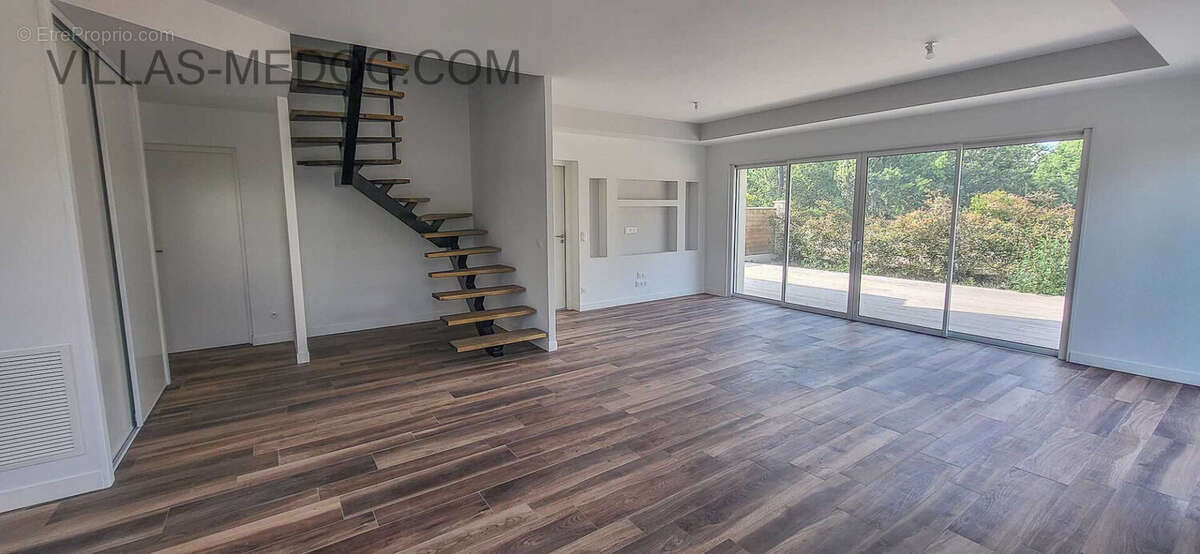 Maison à VENDAYS-MONTALIVET