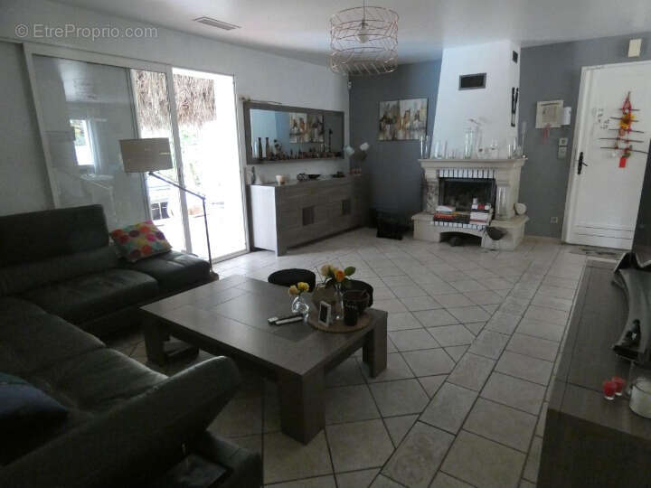 Maison 8 pièces / 100 m² / 425 000 EUR / SALERNES - photo 8