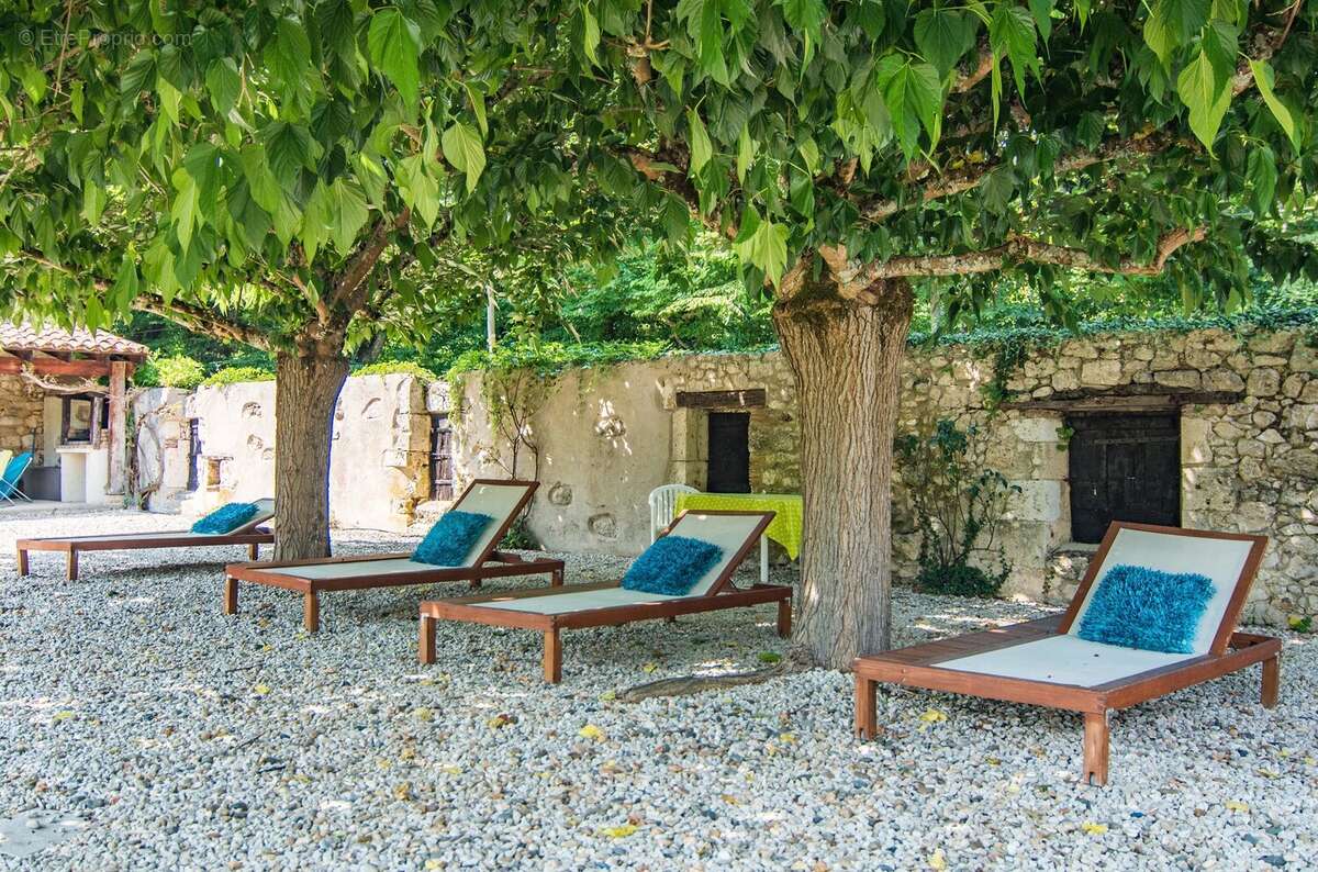 Château à 10 minutes de Bergerac avec maison d'amis et de gardien, piscine, tennis et dépendances - photo 18