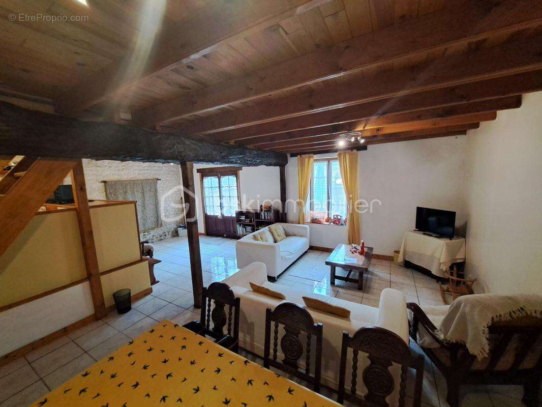 Maison à SAINT-PIERRE-DE-JUILLERS