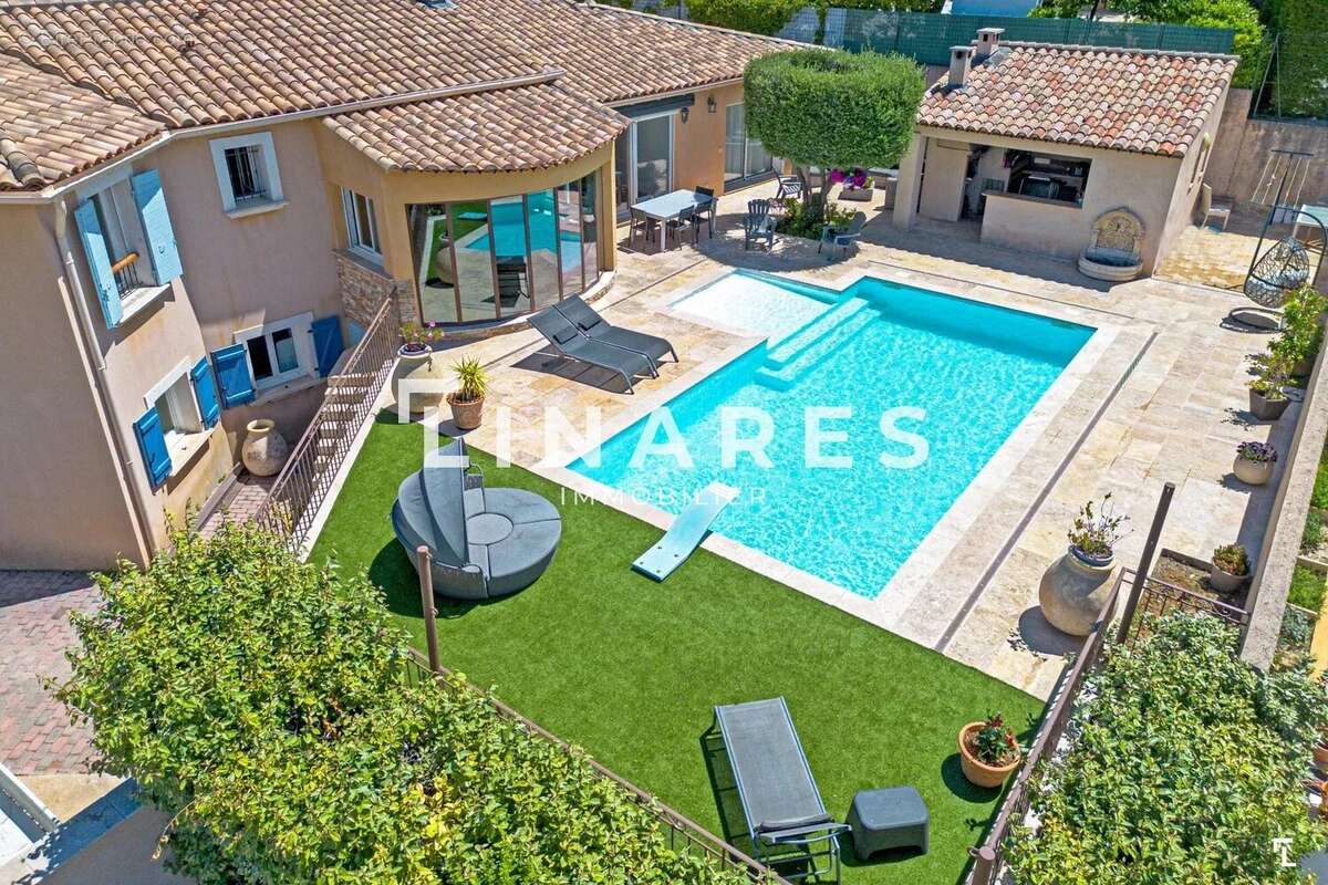 LA CEYRESTAINE  - Villa T7 de 225m2 - Terrain 759m2 - PISCINE - 13600 CEYRESTE - photo 2