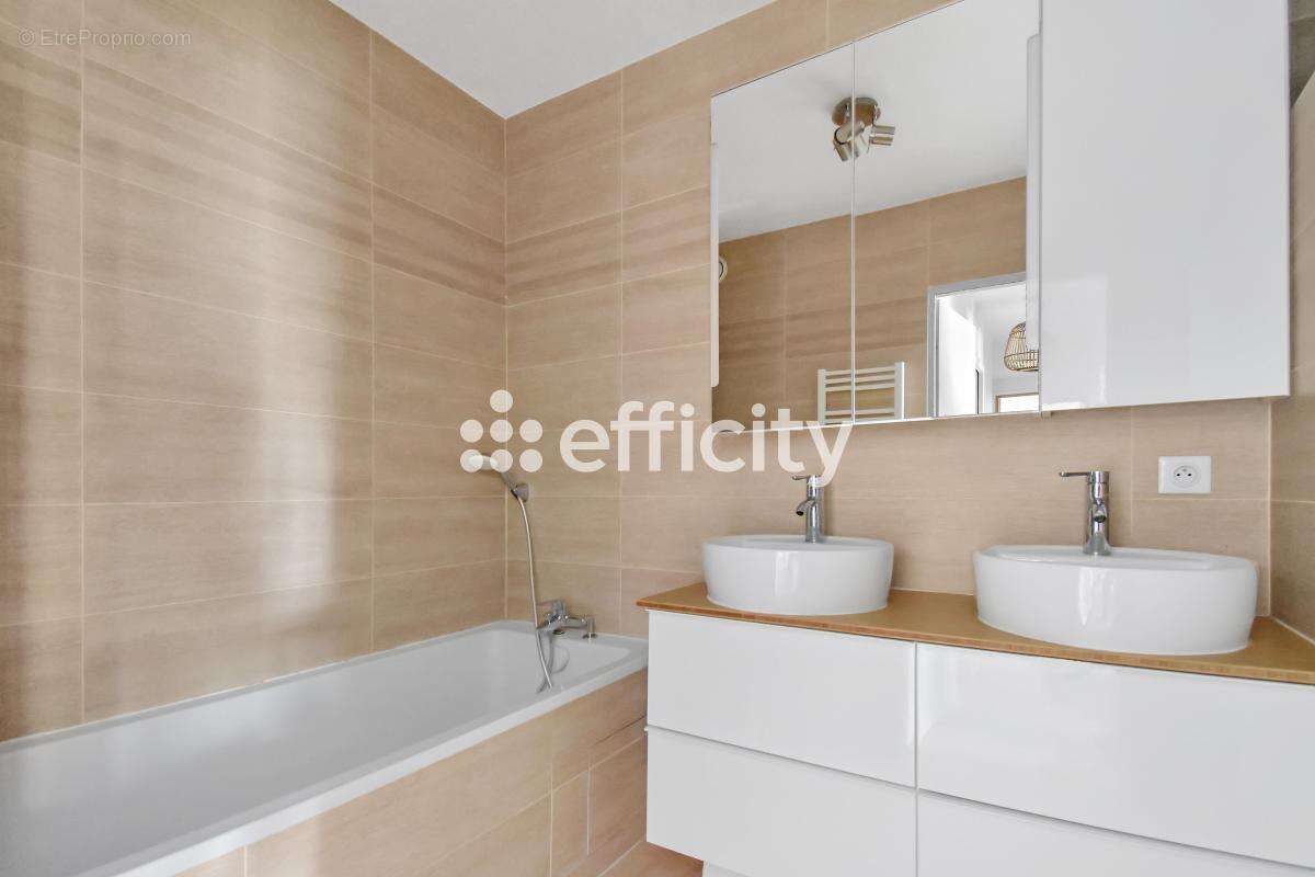 Appartement à COURBEVOIE