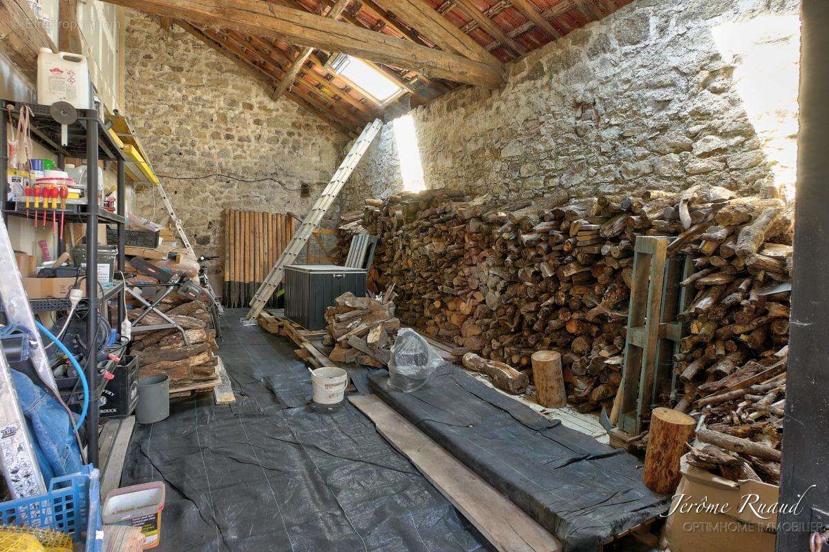 Maison de caractère rénovée de 205 m² avec jardin, bois, et grange - photo 15
