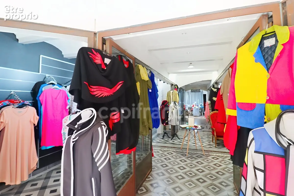 GARD (30) AIGUES−MORTES (30200) À Vendre dans la Cité Murs commerciaux Local de 115 m² qui seront libre d'occupation - photo 2