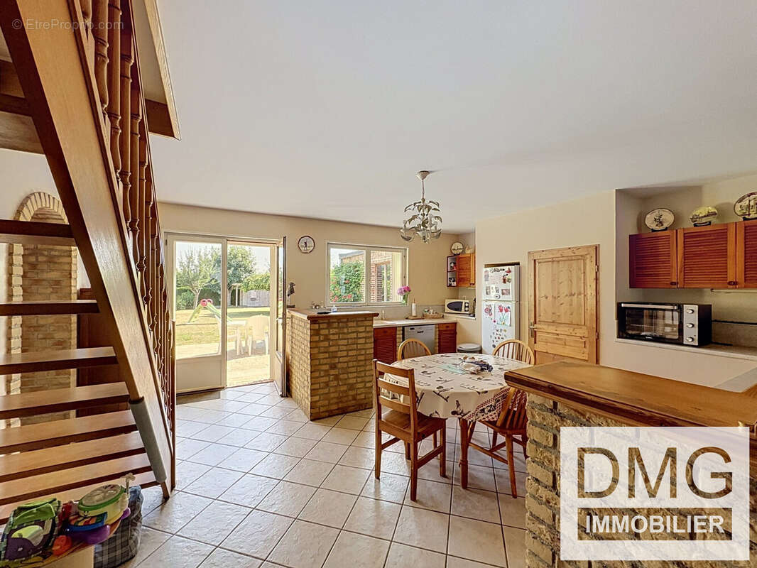 Maison 211 m² à Saint-Sylvestre-Cappel  - photo 4