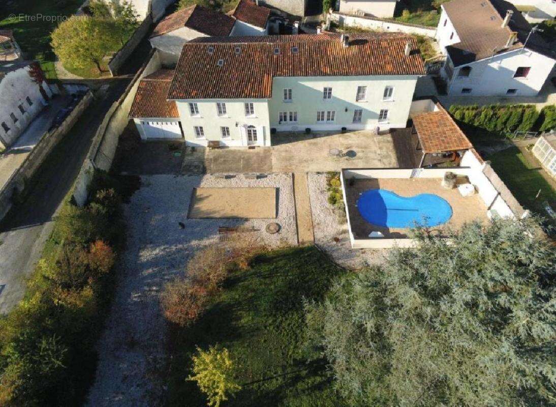 Maison à AIGRE