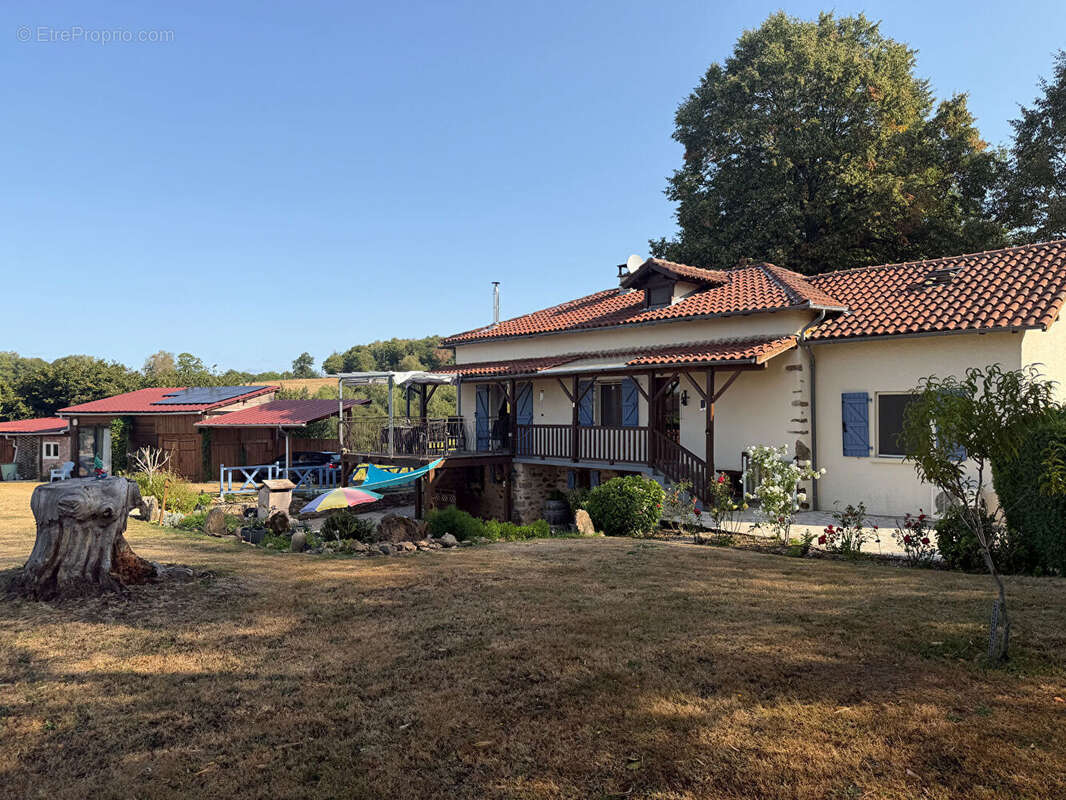 Ensemble immobilier de charme avec vue panoramique sur 2,5 hectares - photo 2