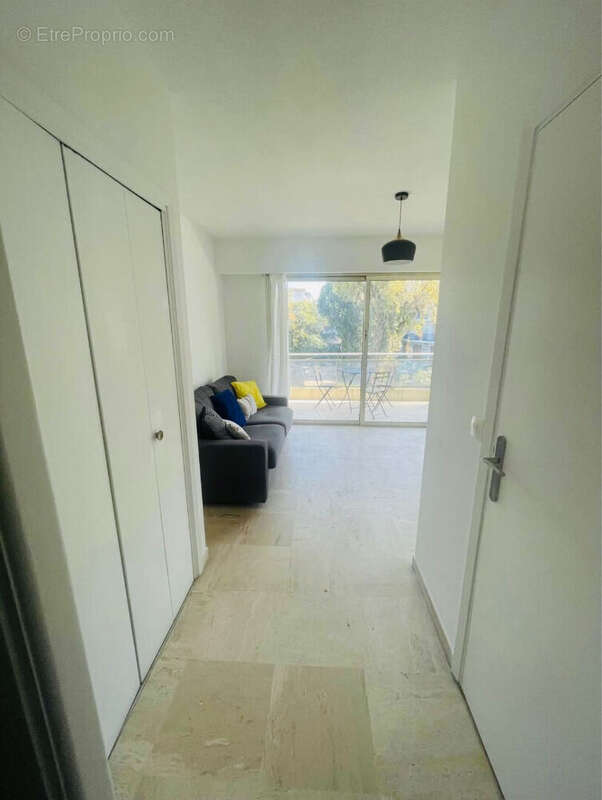 Appartement à SAINT-LAURENT-DU-VAR