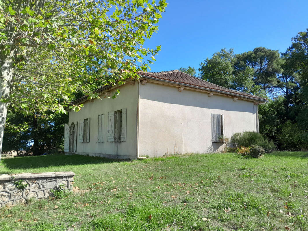 Maison de Maître à restaurer 3 chambres séjour Terrain 27 000 m2 arboré - photo 4
