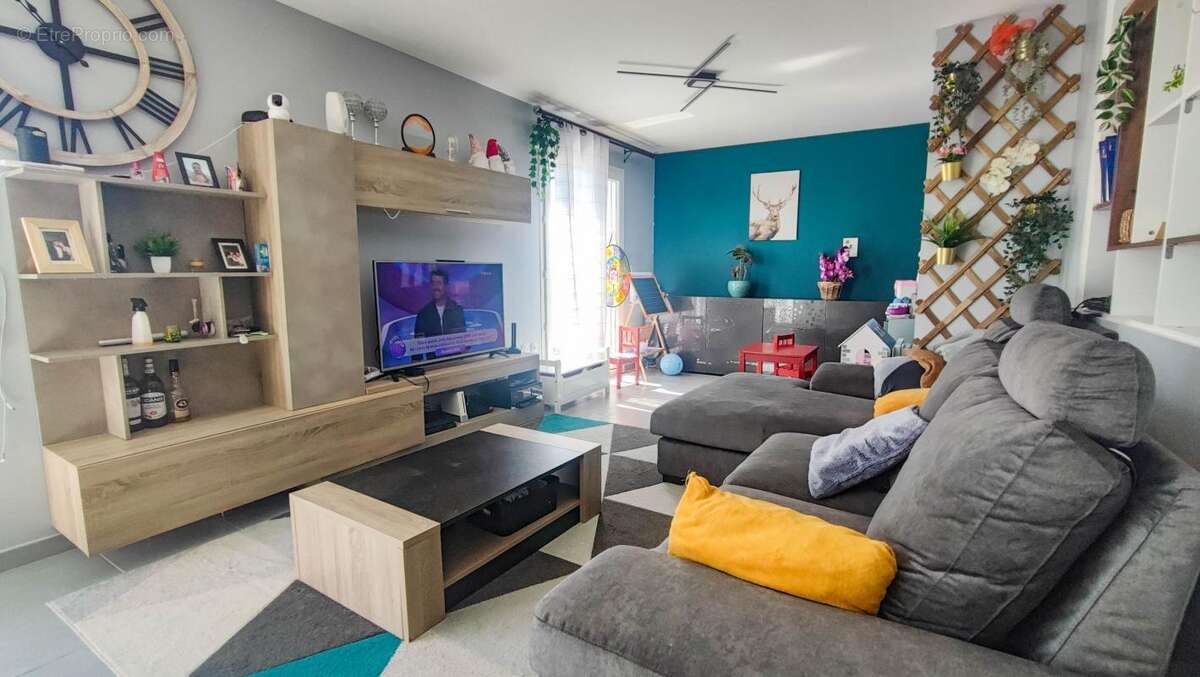 Maison à SAINT-CHAPTES