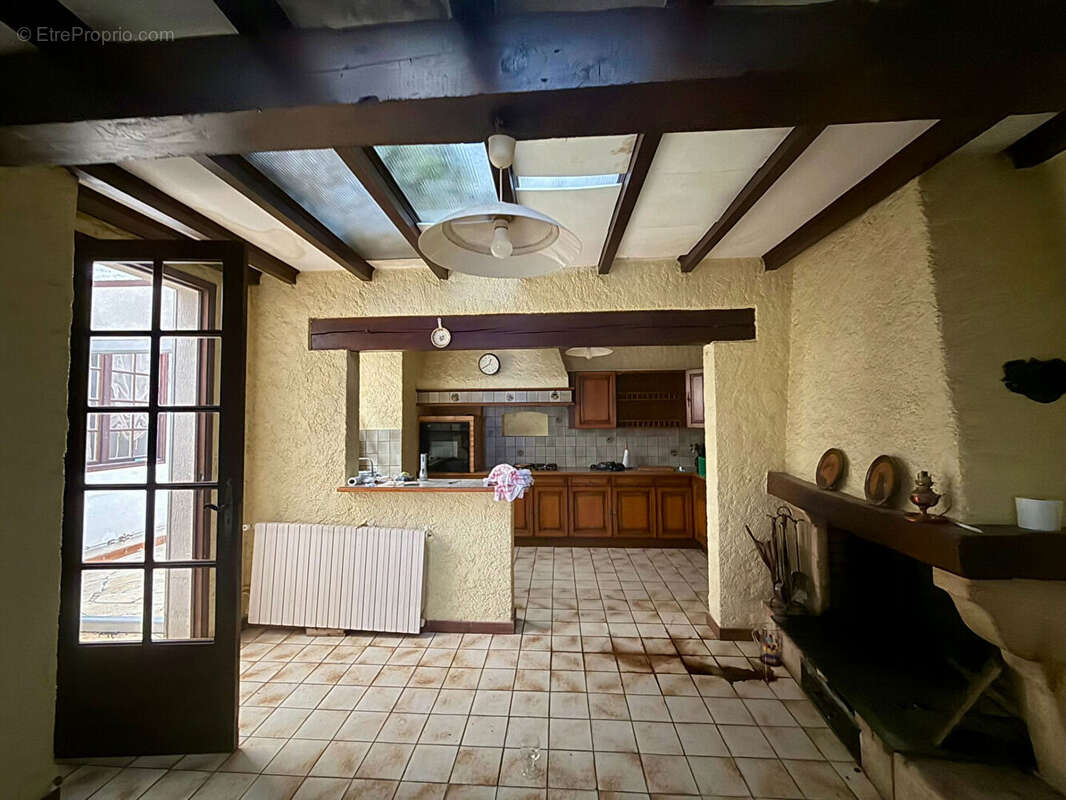 Grande maison de village type 8 à rénover avec garage, patio et volumes généreux à Trèbes - photo 6