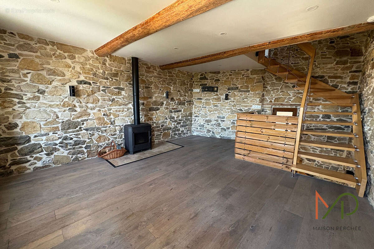 Maison de ville atypique, sur trois niveaux, entièrement rénovée de 71 m² - photo 4