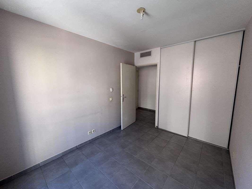 À vendre 13002 T3 Terrasse 2 chambres - photo 11