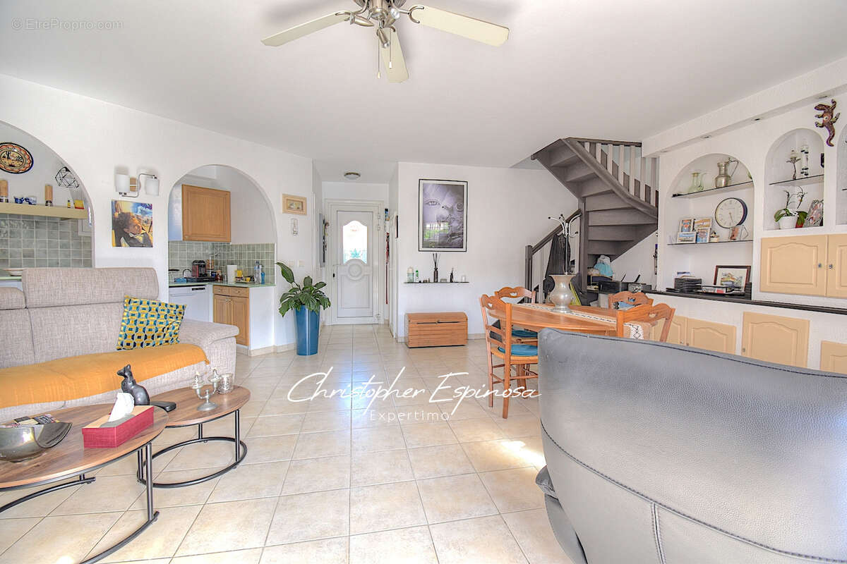 Antibes, villa jumelée de 88m2, terrain de 180m2, garage et parking privé. - photo 7