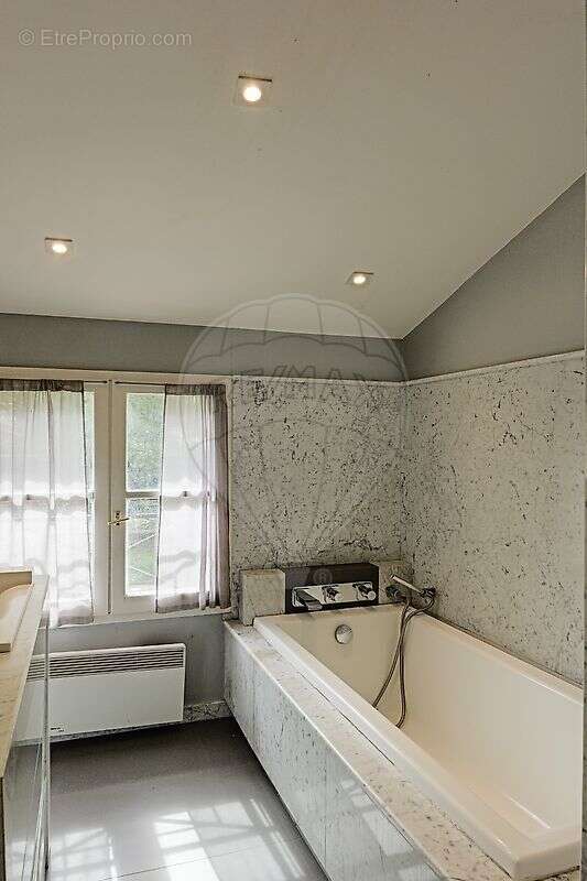 Maison à LAUZERVILLE