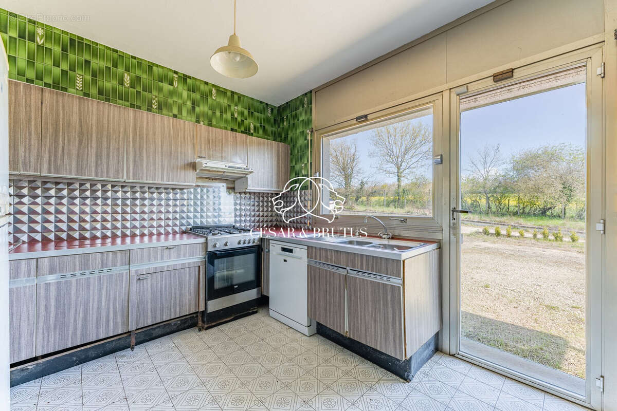 Maison 300 m² à Trept  - photo 9