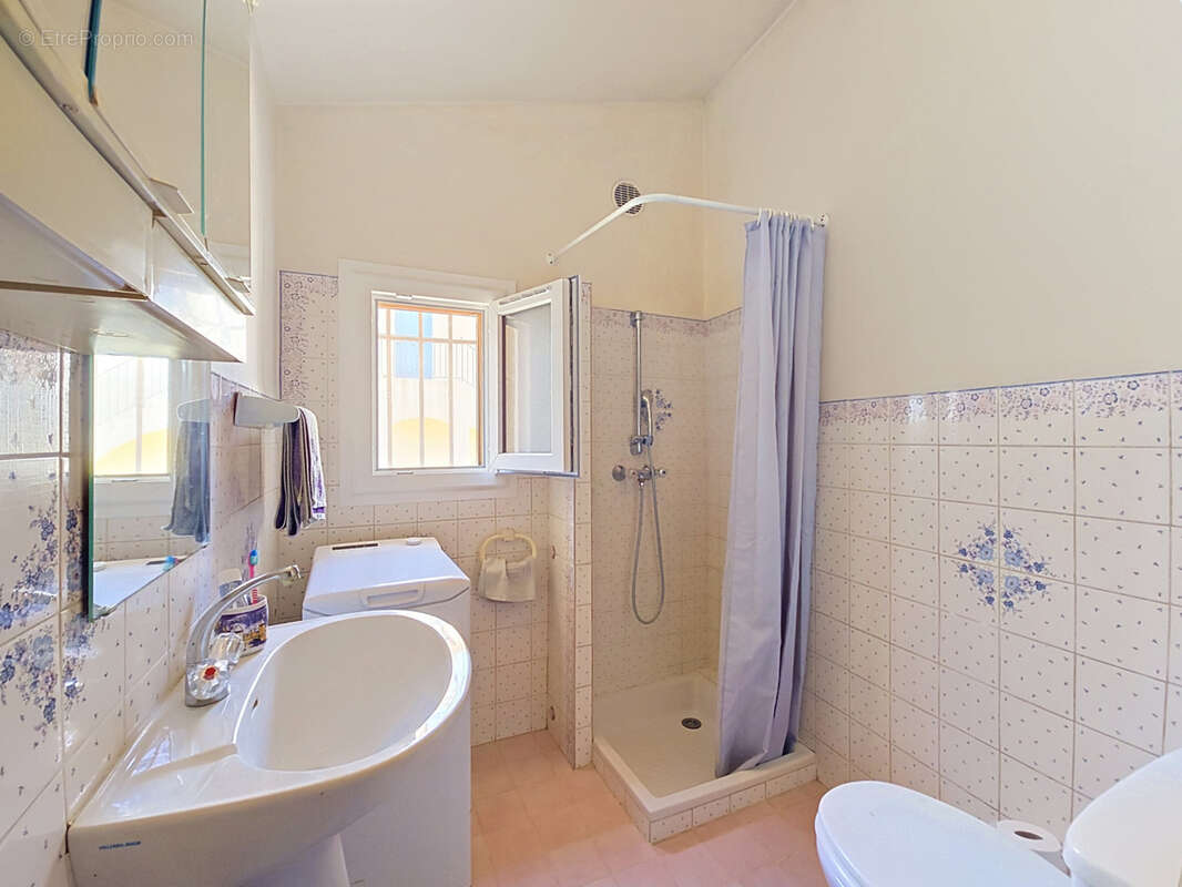 La colle-sur-loup   cœur de village   maison 4/5 pièces de 104 m2 avec jardin, dépendances et stationnements - photo 14