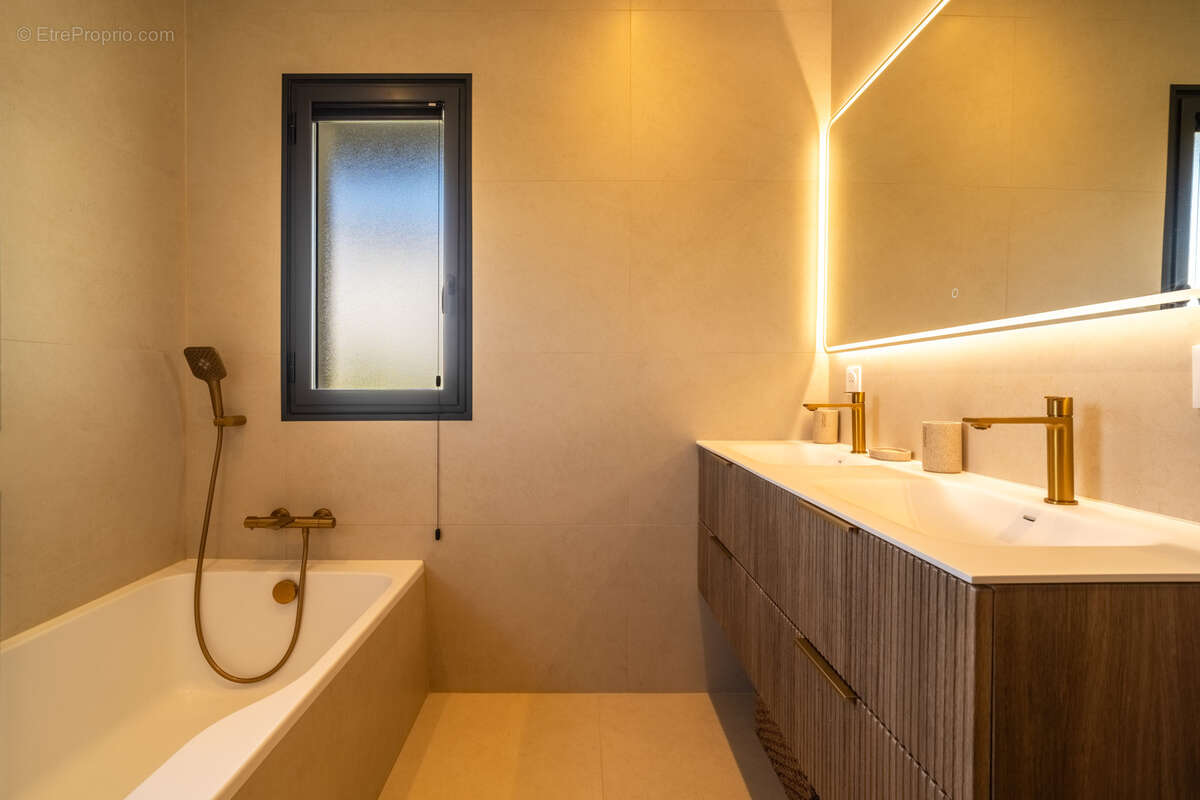 Villa d'architecte : élégance contemporaine et prestations de qualité au cœur d'une résidence privée - photo 13