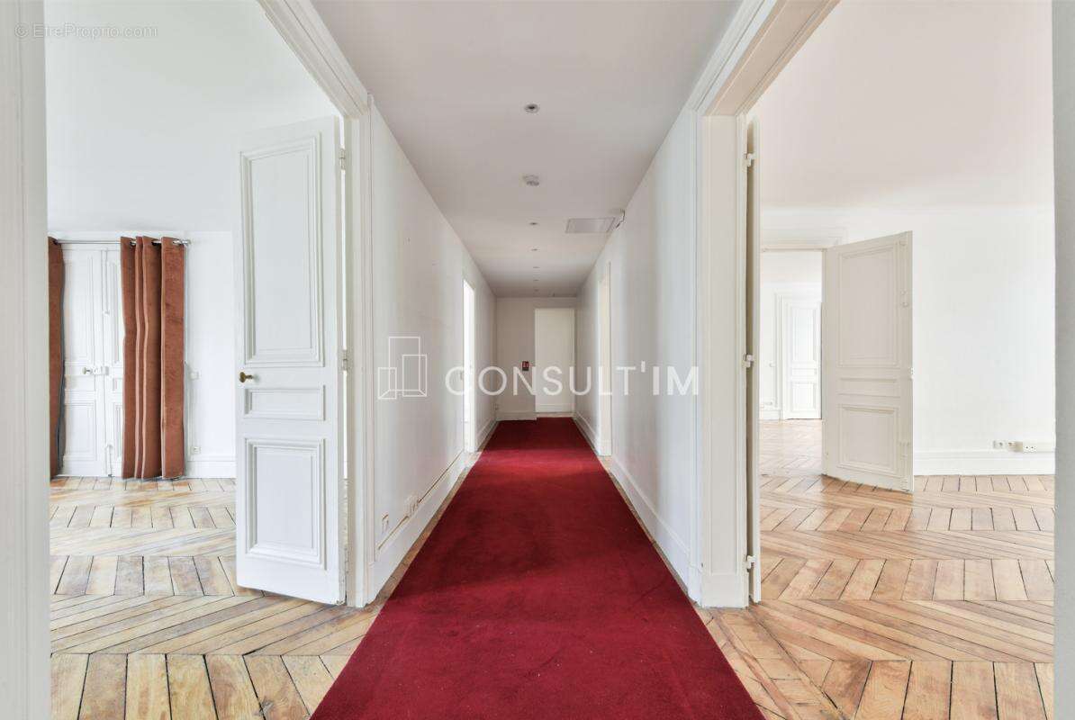 Commerce à PARIS-8E