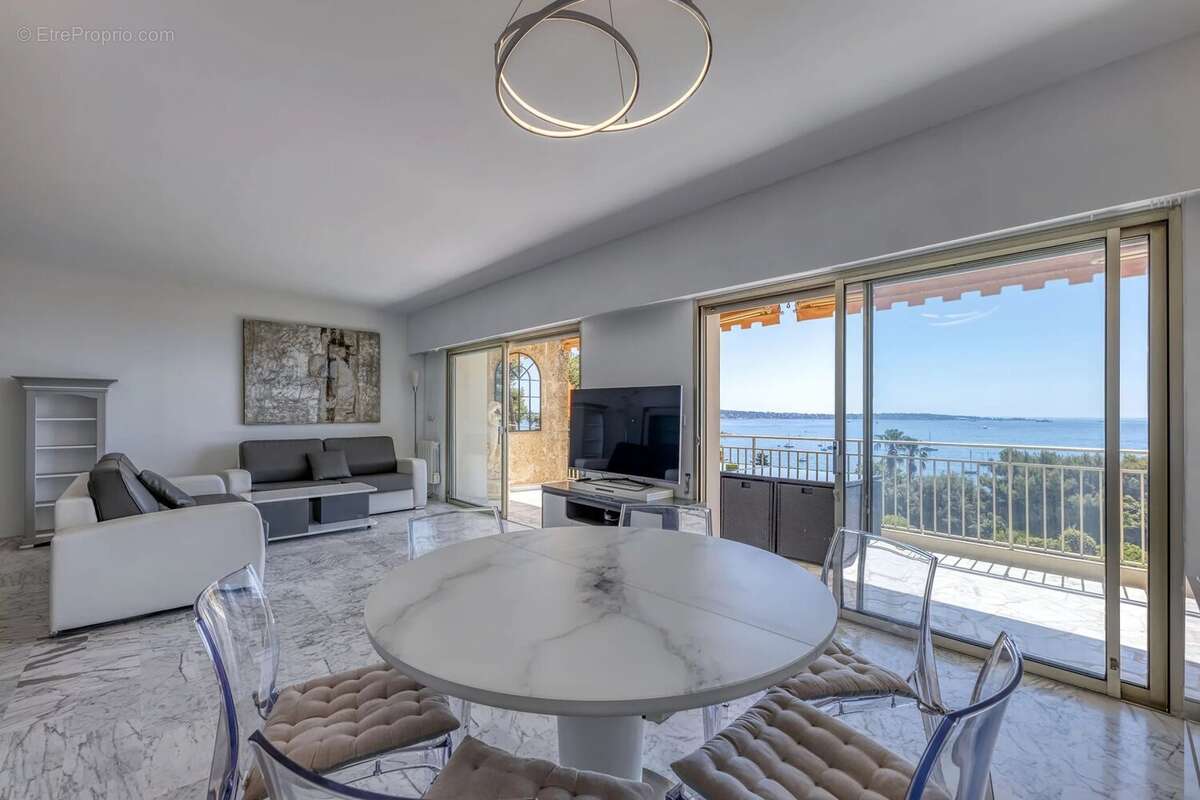 Golfe Juan - Appartement 3 pièces avec vue mer panoramique, garage et cave - photo 8