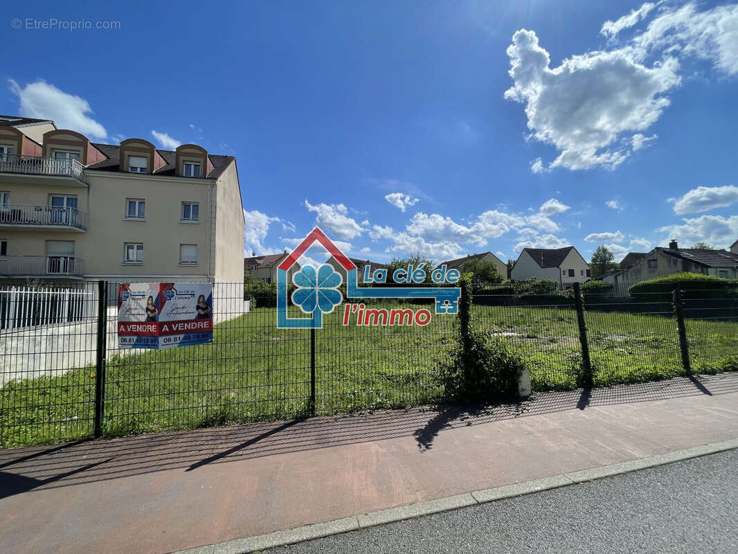 Terrain à MOISSY-CRAMAYEL