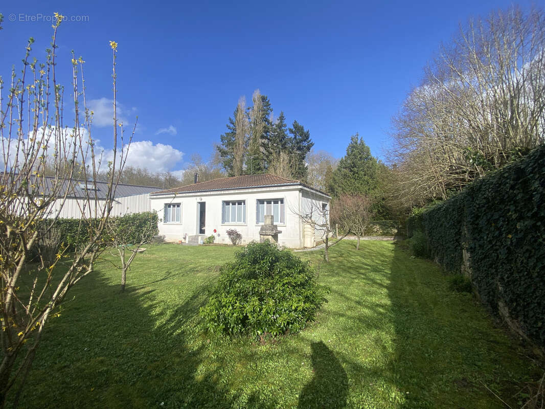 MAISON PLAIN-PIED, Centre Echiré, pièce à vivre, 3 chambres , jardin. - photo 10