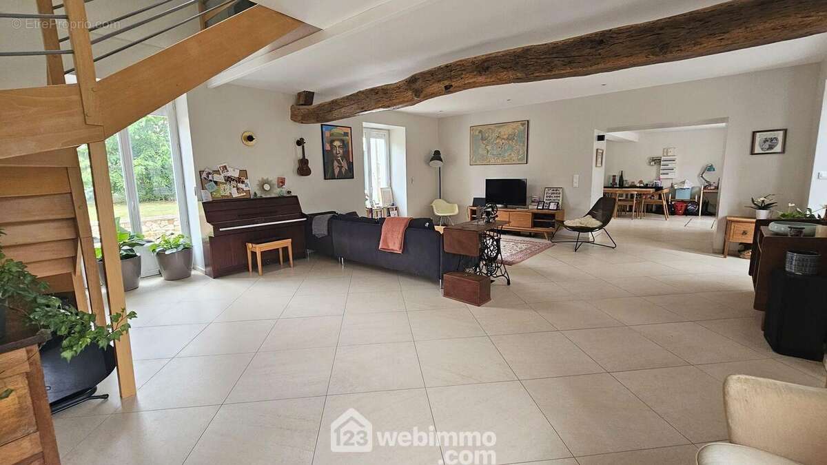 Le séjour vu sous un autre angle. - Maison à MILLY-LA-FORET