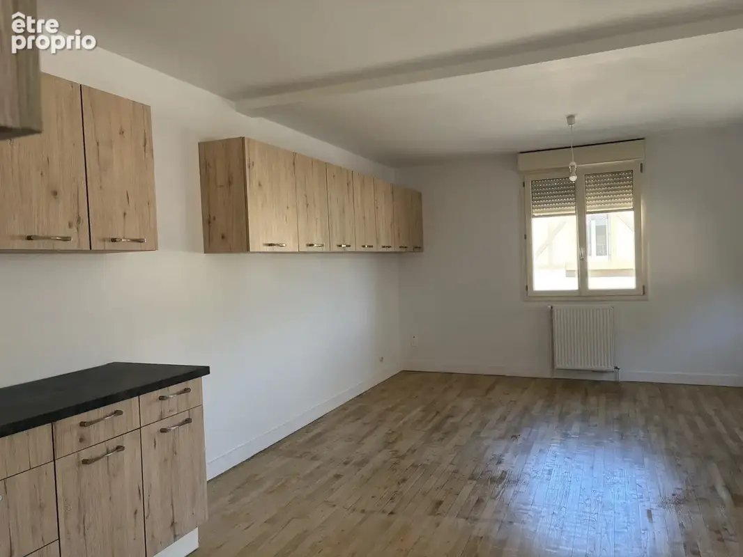 Saint-Yrieix-la-Perche : Maison de ville rénovée 2 pièces avec garage et jardin clos - photo 6