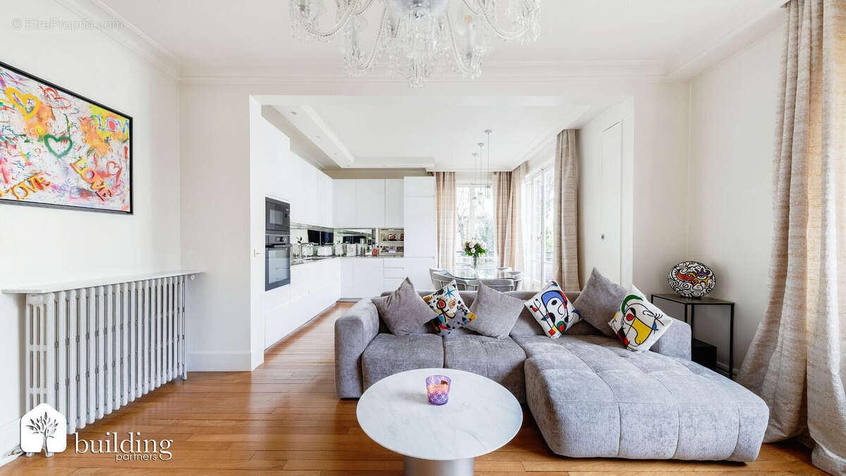 A vendre - Neuilly-sur-Seine Saint-James - Appartement 3 pièces de 73 m² avec balcon et charme de l'ancien - photo 3