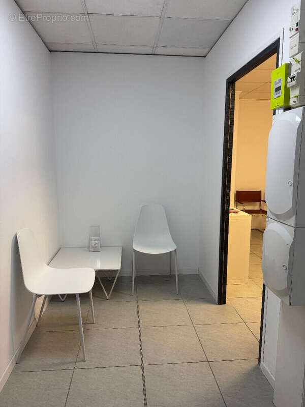 Commerce à EGUILLES