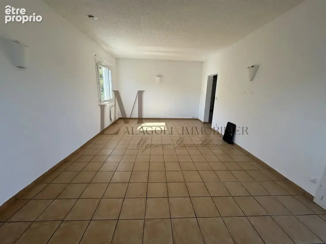 SARTENE - Ensemble immobilier T3 / T3 / T2 + Terrain constructible. - photo 5
