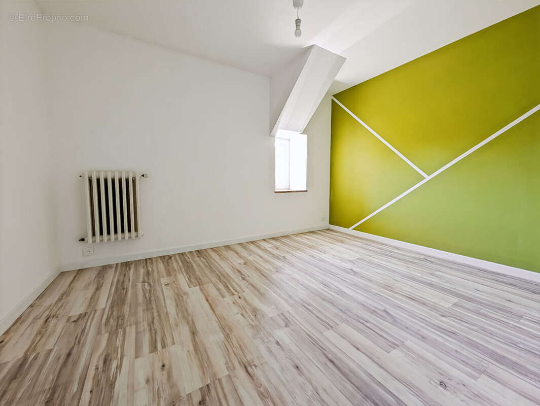Maison à vendre - en pierre - 5 chambres - 158 m²  Sougeal - Jardin 890 m² - photo 12