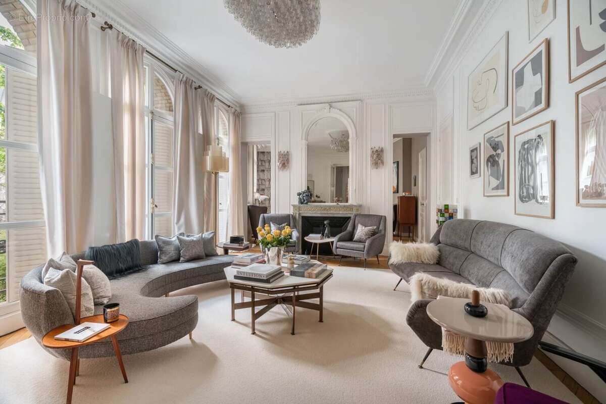 Appartement à PARIS-16E