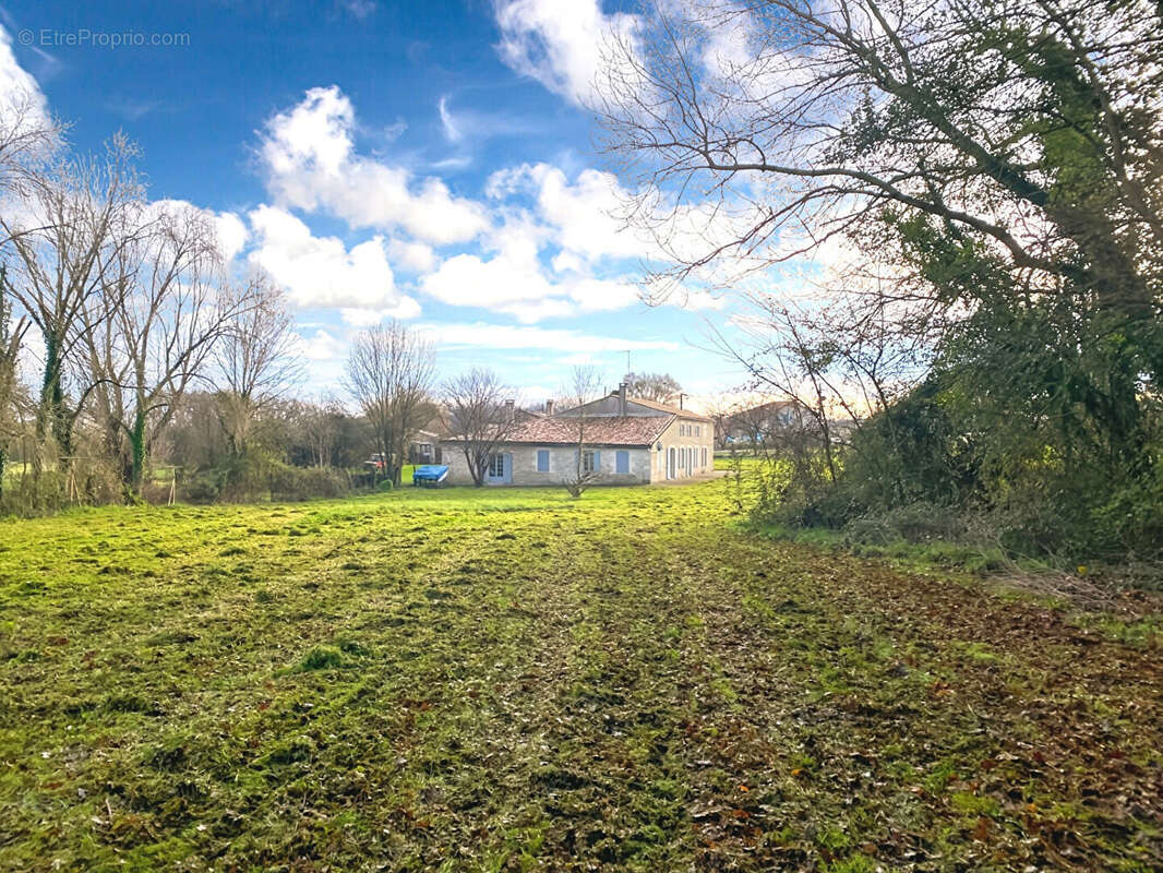 Maison à SAINT-GENIS-DE-SAINTONGE