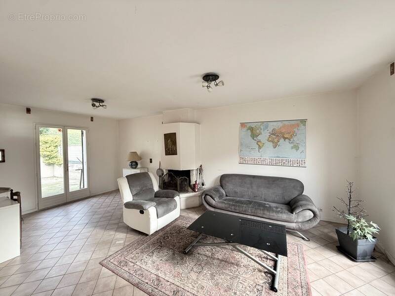 Maison à JOUY-LE-MOUTIER