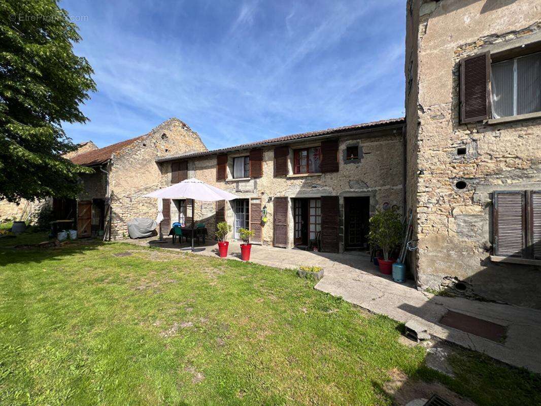 Corps de ferme avec grange et jardin clos -165 m² - Aubiat - Fort potentiel - photo 4